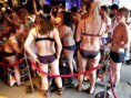PROMOÇÃO GERA FILA DE PESSOAS SÓ DE LINGERIE E CUECAS EM RUA DE PRAGA